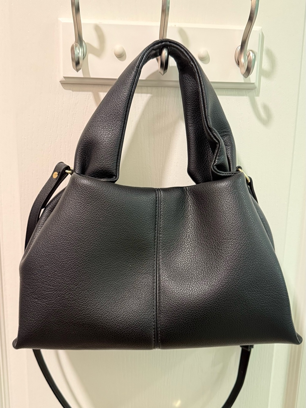 Classic Black Leather Shoulder Bag - Modern Everyday Tote